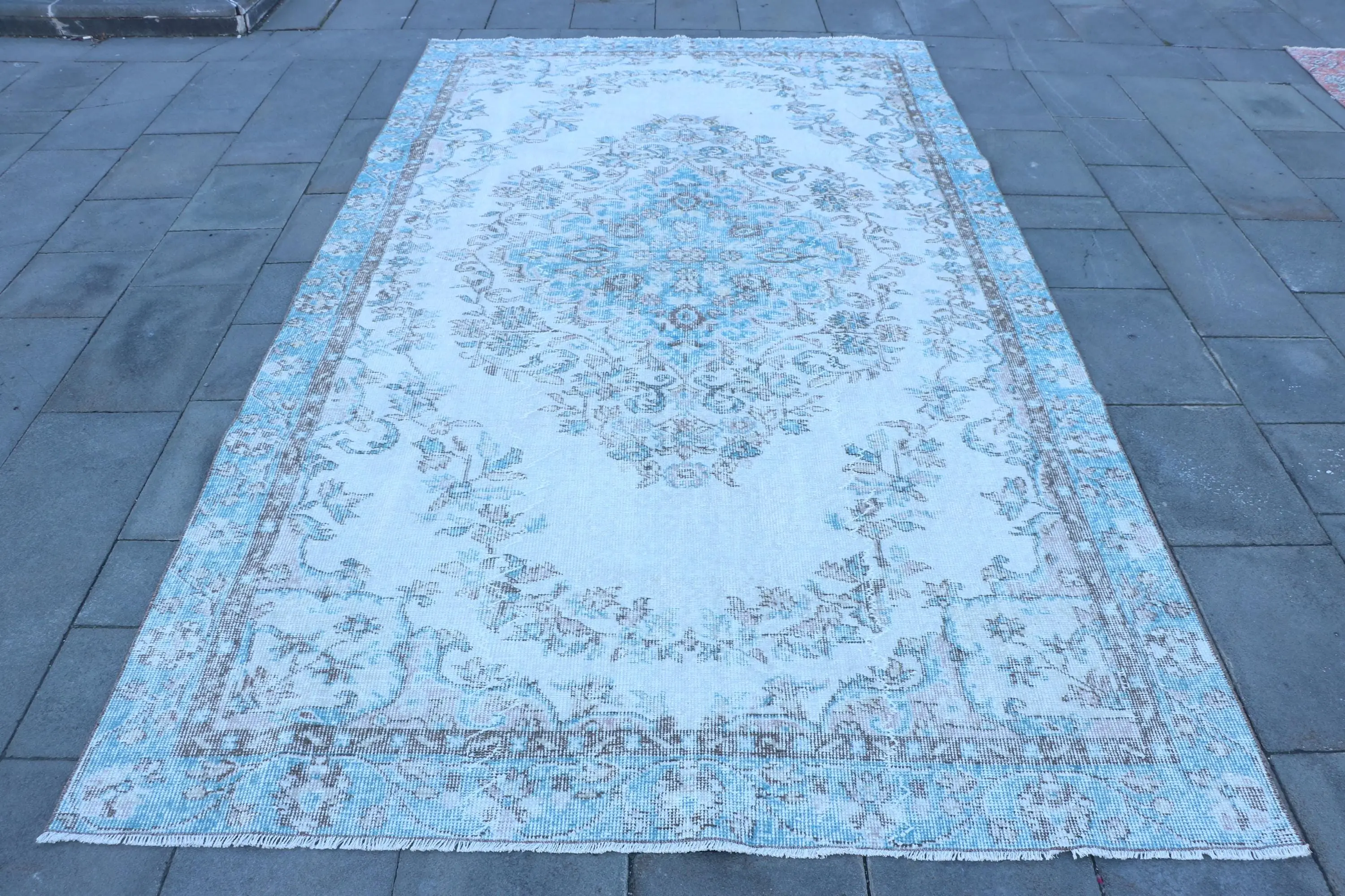 Zarif Bej ve Mavi Halı, 5,6x9,8 ft Geometrik Çiçek - 1