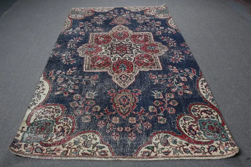 ブルーのアニマルプリントラグ、5.4x9.1フィート、レッドのアクセント付き