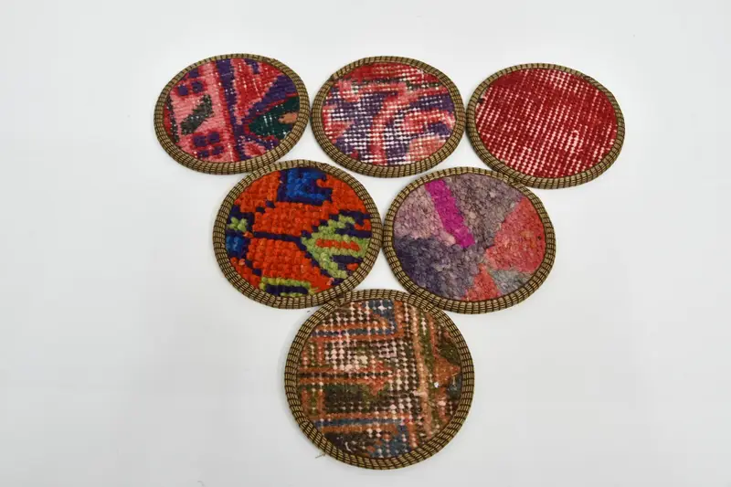 エレガントな赤とピンクのコースター、滑り止めの幾何学模様のコースター