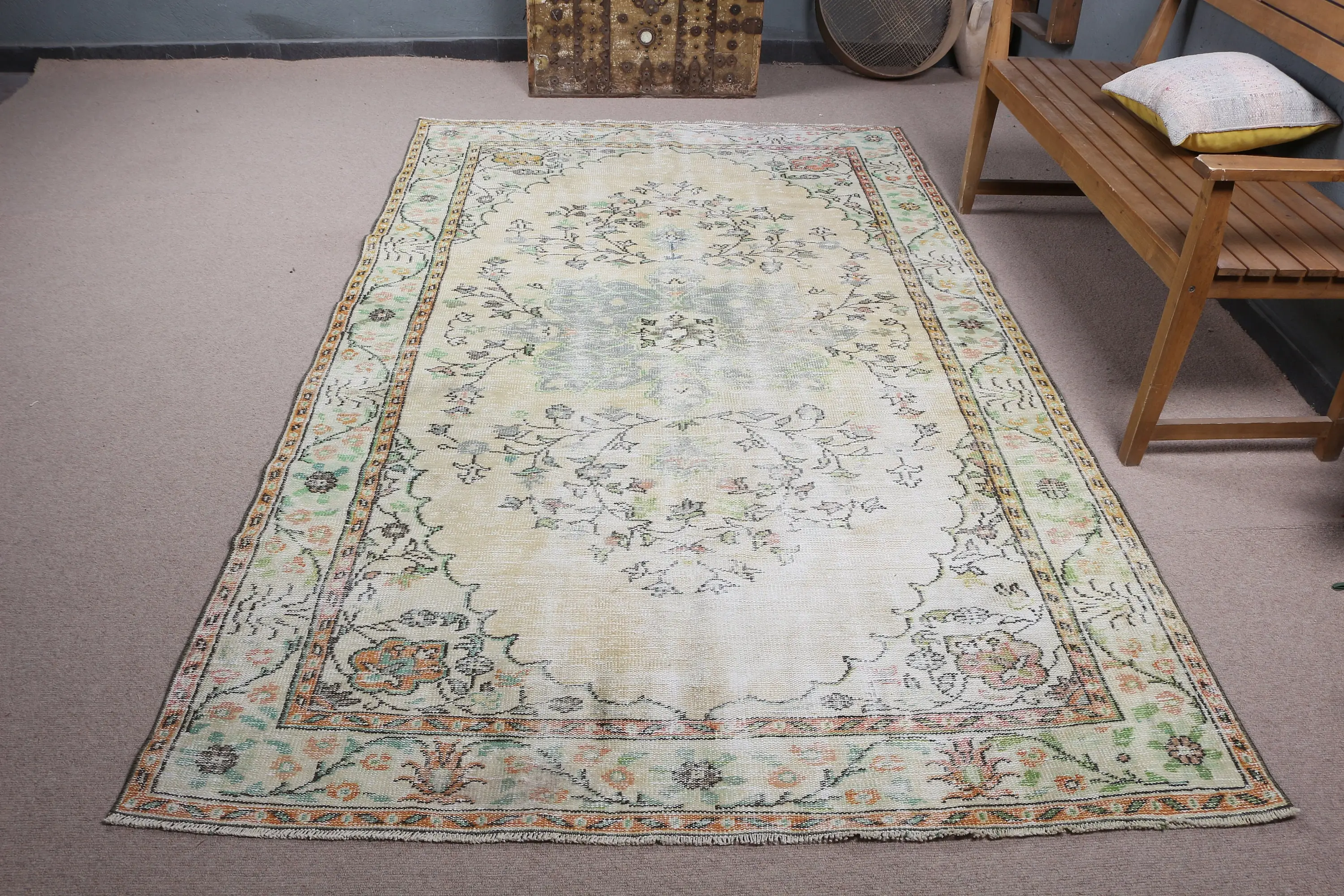 5.4x8.9 ft Büyük Türk Vintage Halı, Beyaz Çiçekli Yün Halı - 1
