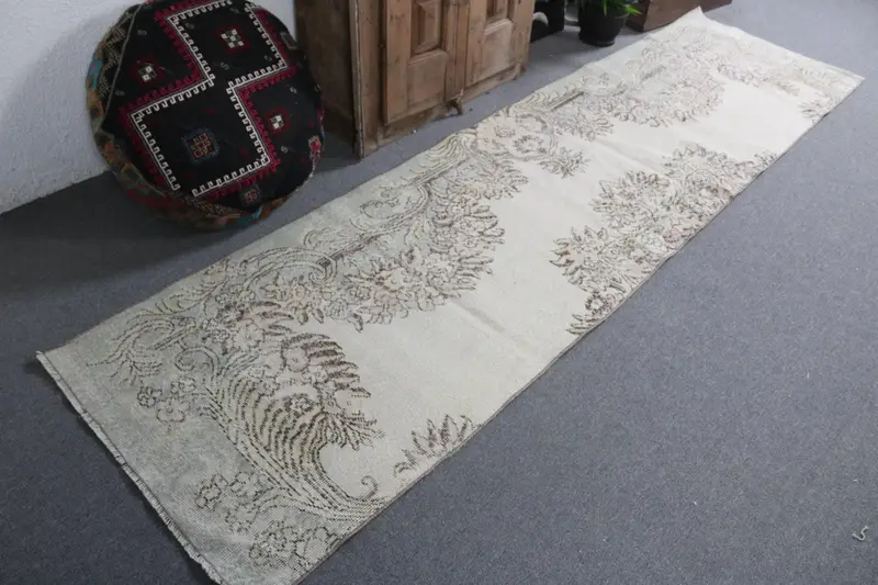 Vintage 2.7x10.2 ft Halı, Oushak Türk Halısı, Beyaz Hayvan Baskı Yün Halı - 1