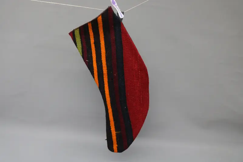 Medias navideñas rojas con adornos negros, decoración festiva