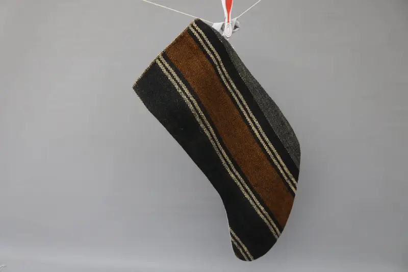 Kahverengi ve Bej Noel Süsleri Çorabı, Şenlikli Tatil Dekoru