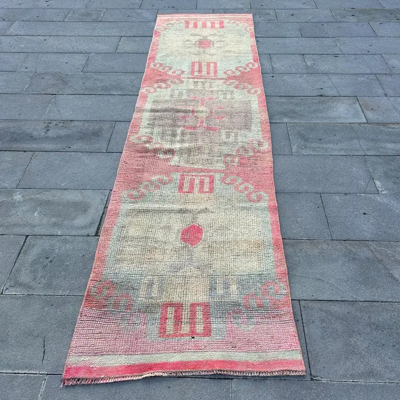 Türkischer Vintage-Teppich, 2,7 x 10,5 Fuß großer Läuferteppich, roter Herki-Teppich mit Tiermuster - 1