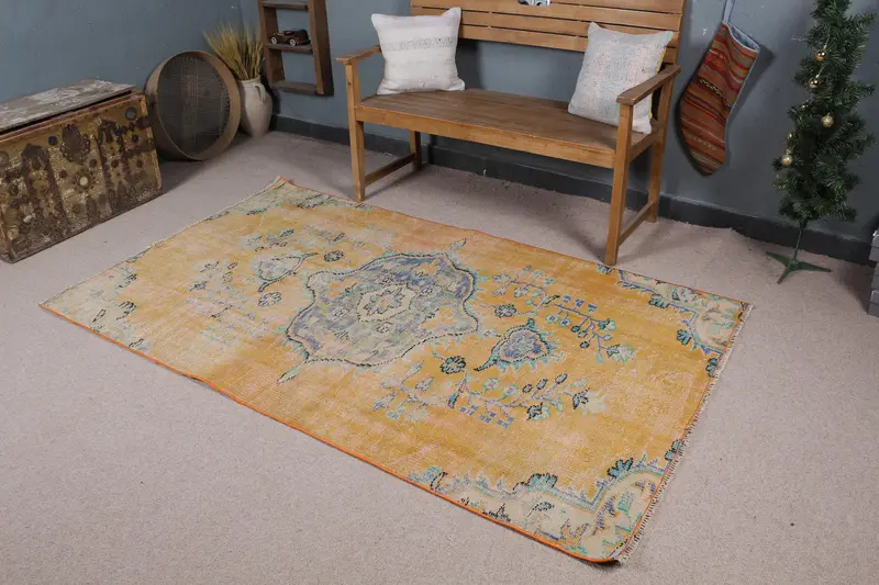 イエロー オリエンタル ラグ、4.1x7.2 フィート、ブルーのアクセント付き