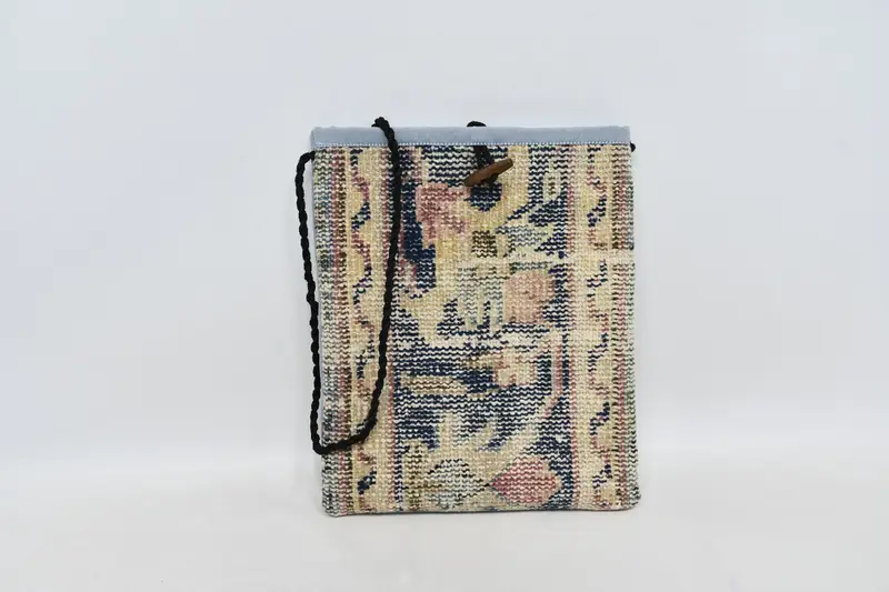 ヴィンテージモチーフのミニマリストウールキリムバッグ、クロスボディバッグ