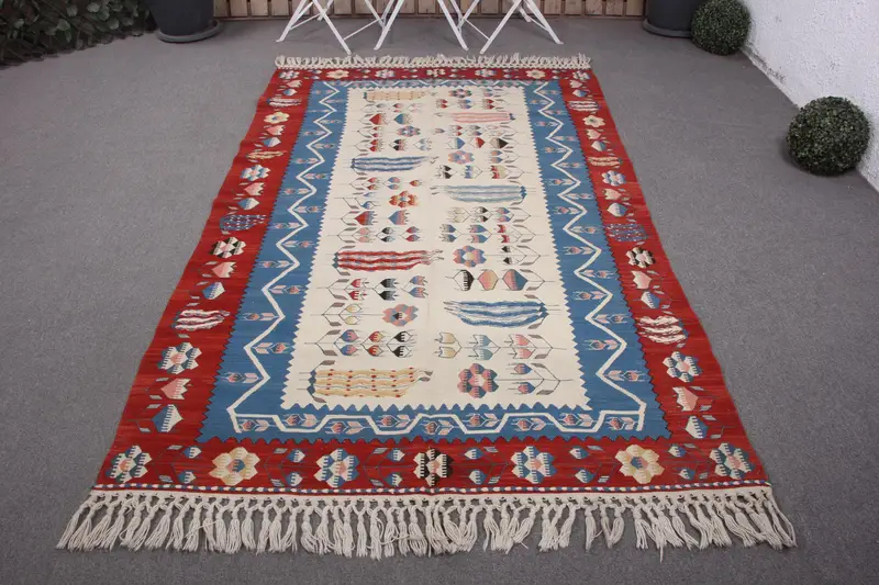 手作りのベージュのラグ、ブルーのアクセント、4.7x7.4フィート