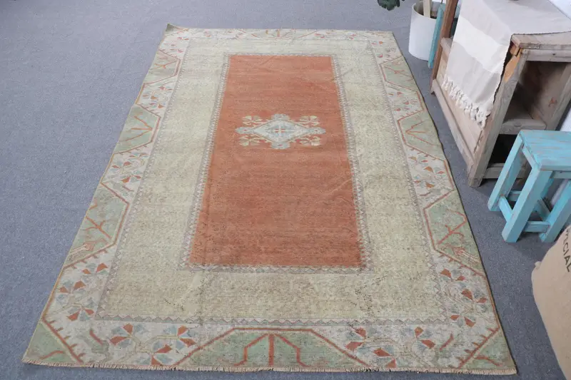 Teppich mit grünen und orangefarbenen Punkten, 4,7 x 7,3 Fuß, schickes Dekor