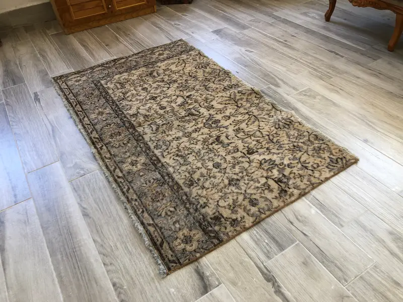 Eleganter beigefarbener Teppich, 90 x 150 cm, violetter Akzent