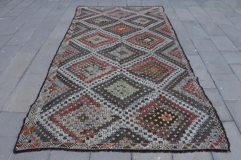 Elegant Beige Ikat Rug, 5.5x10.2 ft with Red Accents