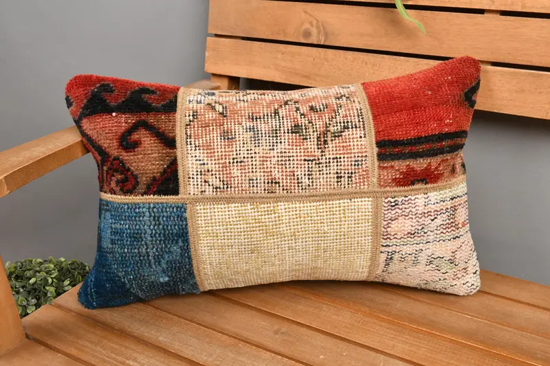 Almohada de tiro bordada roja y beige, almohada de patchwork hecha a mano
