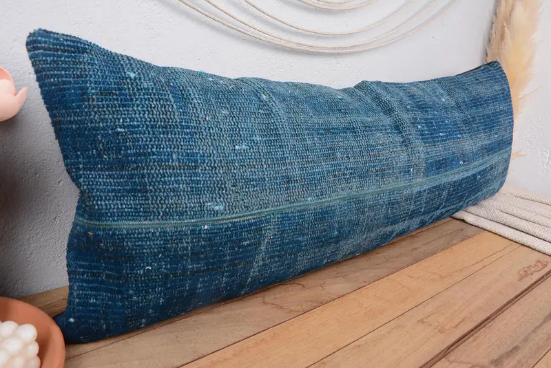 Almohada de tiro patchwork azul y negro, almohada rectangular hecha a mano