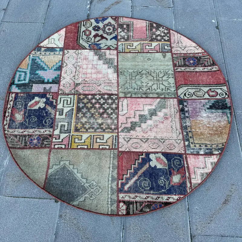 エレガントなベージュ&グリーンの花柄ラグ、4.3x4.3フィートのシックな装飾