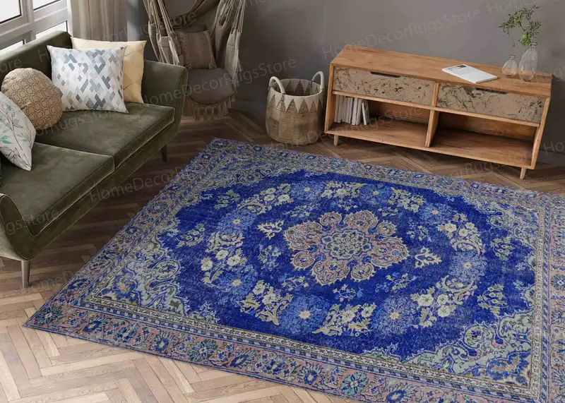 Marineblauer Teppich mit Blumenmuster, sanften Farbtönen und Oushak-Design