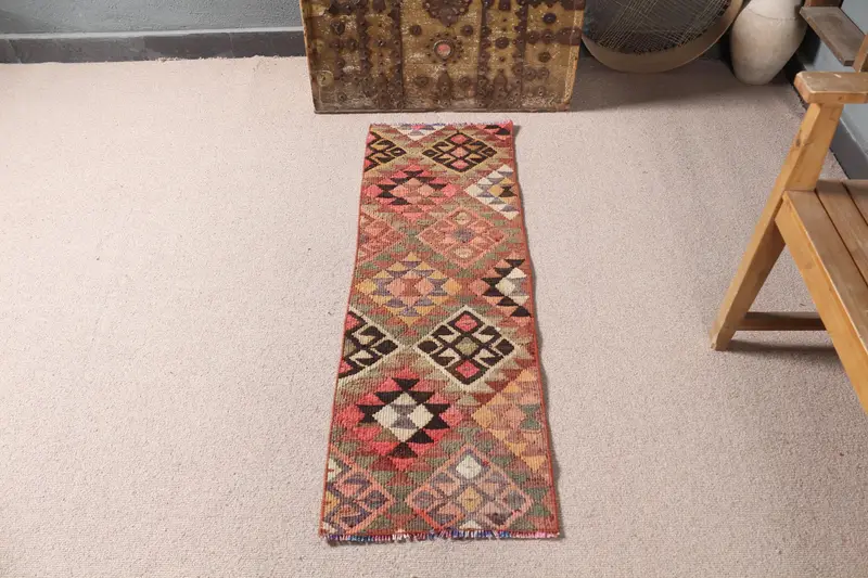 Rosa Ikat-Teppich, 1,4 x 4,2 Fuß mit grünen Akzenten