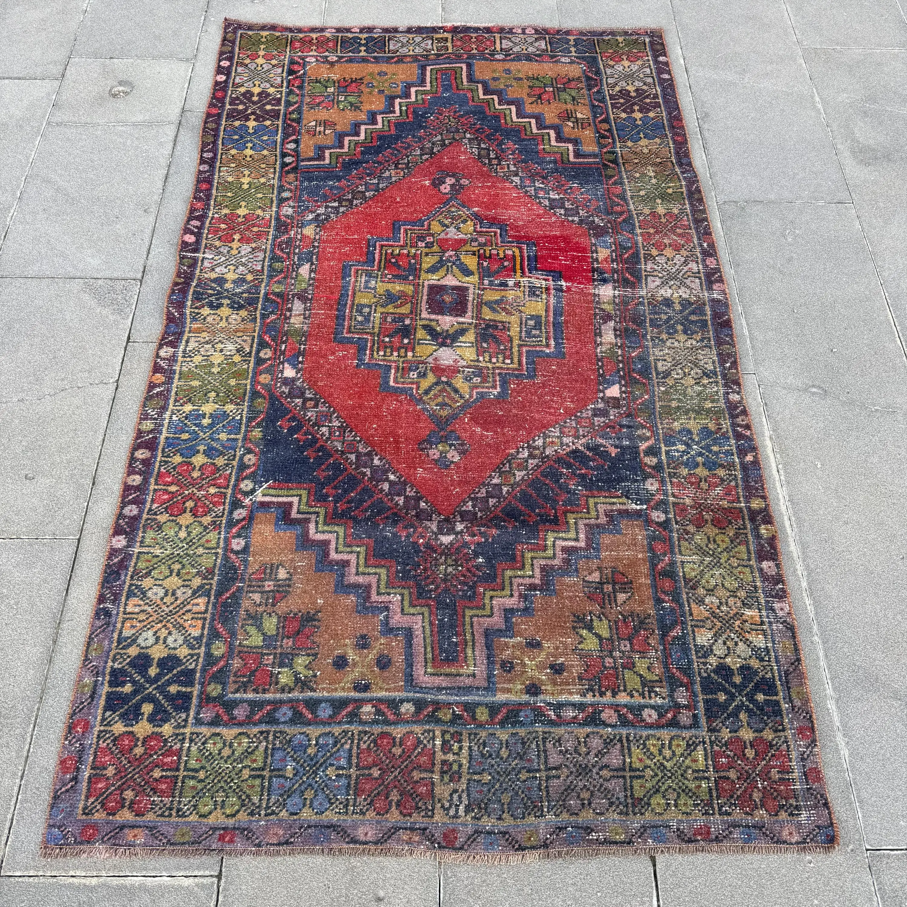 Vintage Accent Halı 3.7x6.3 ft, Türk Kırmızı Güneybatı Yün Halı - 1