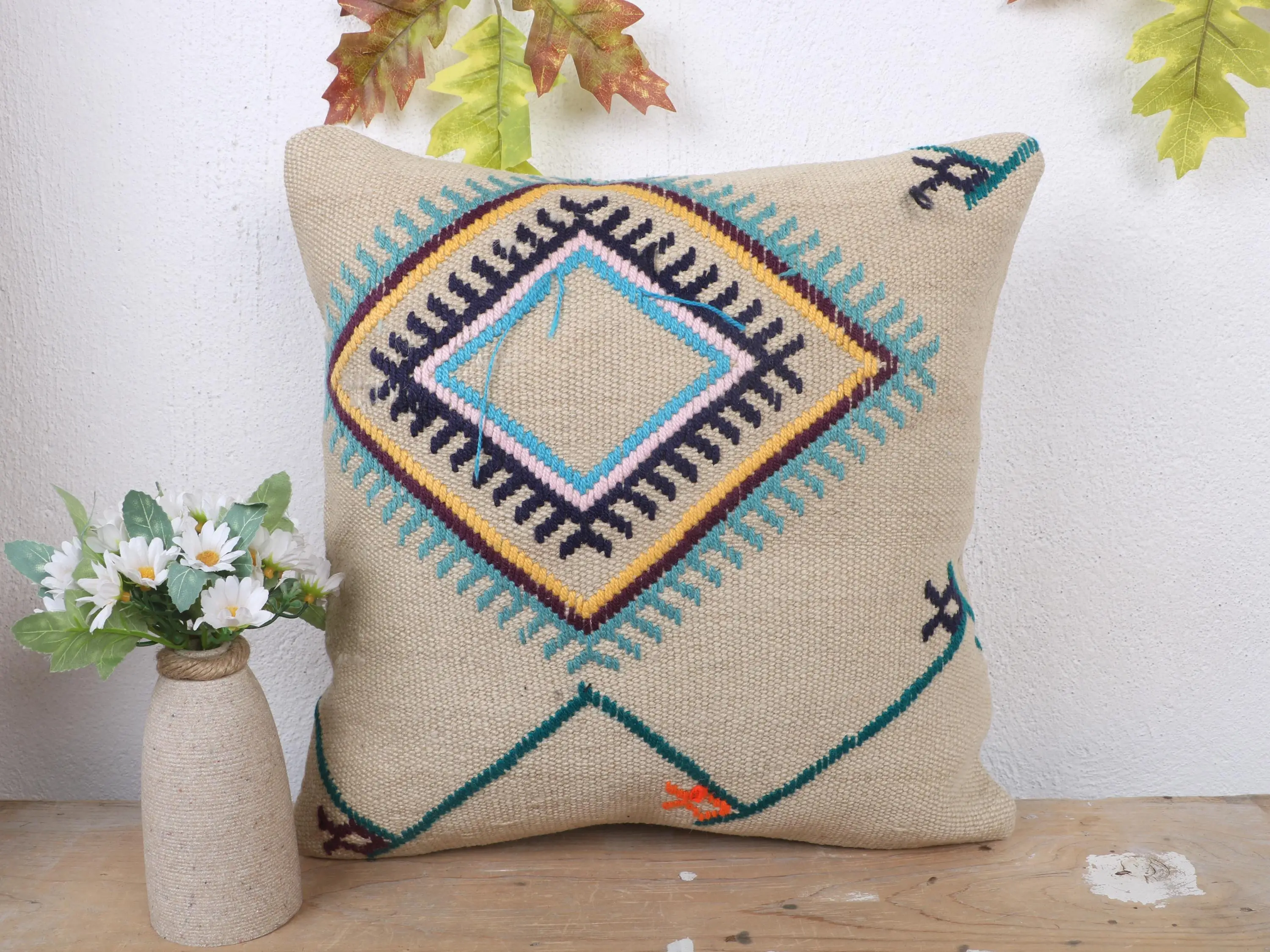 幾何学模様のベージュとグリーンの刺繍入りクッション、ヴィンテージ手作りクッション - 1