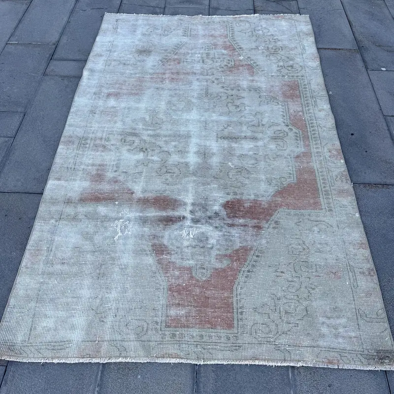 Elegant Beige Rug with Green Border, 132x208 cm