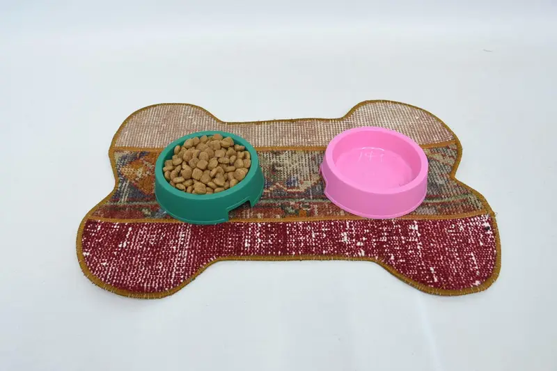 ボヘミアン ラウンド ウール プレースマット、赤と青銅の伝統的なデザイン