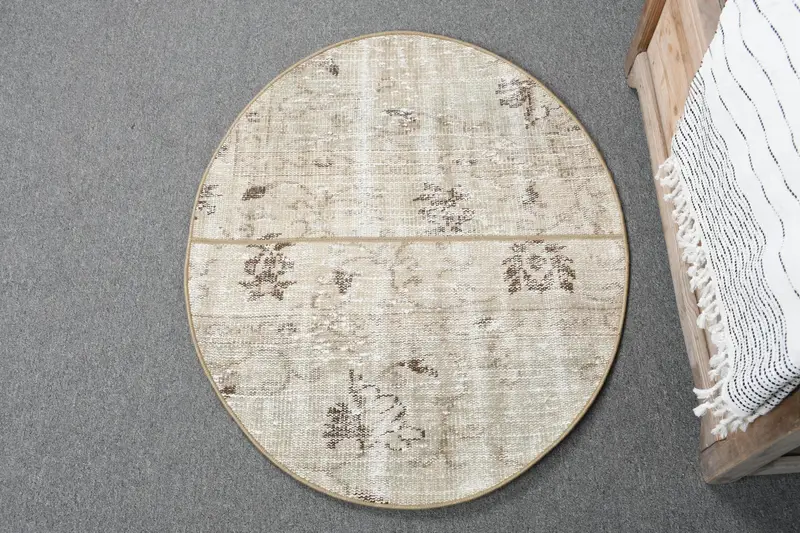 2.5x2.9フィートベージュ&ブラウンポルカドットラグ、シック&居心地の良い