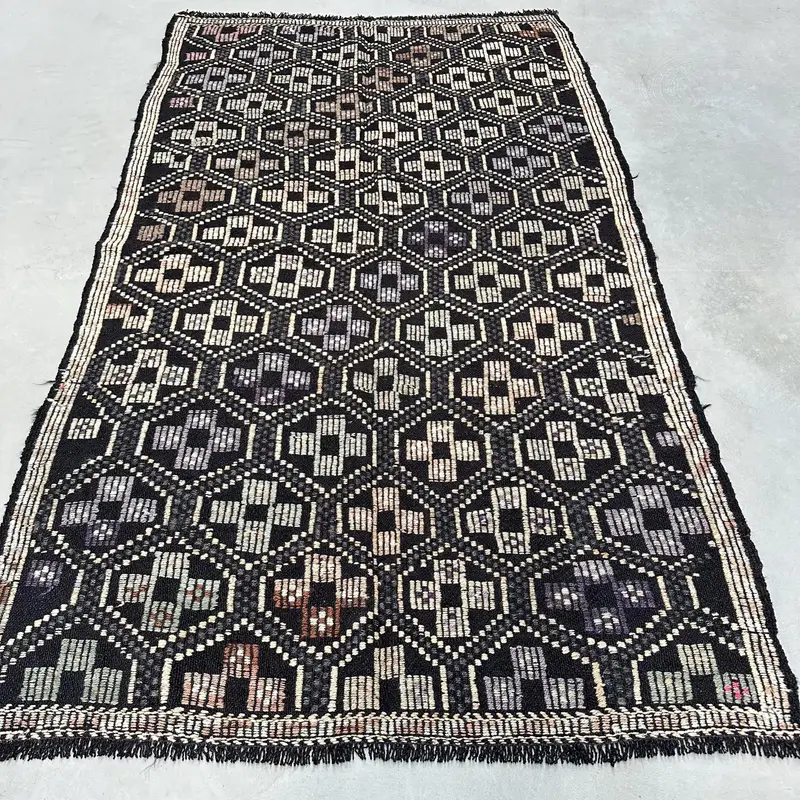 エレガントなブラウン オリエンタル ラグ、4.6x8 フィート、グリーン アクセント付き