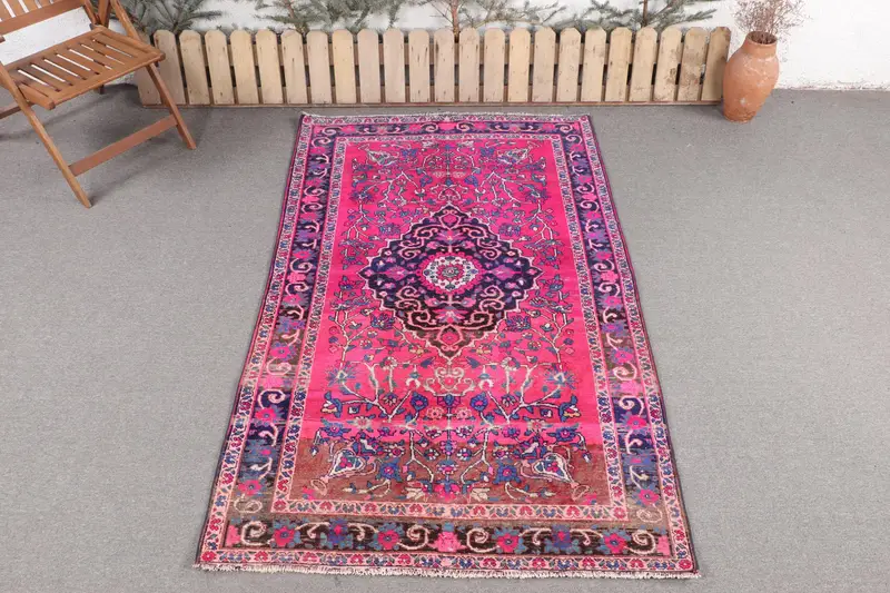 Handgefertigter marokkanischer Teppich, 4,1 x 6,9 Fuß, Rosa und Blau