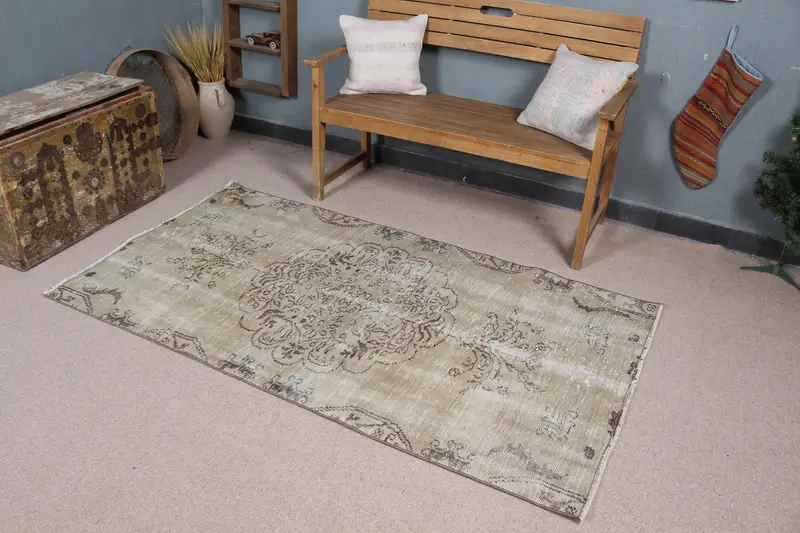 Eleganter grün-brauner Teppich, 3,6 x 6,4 Fuß persisches Muster