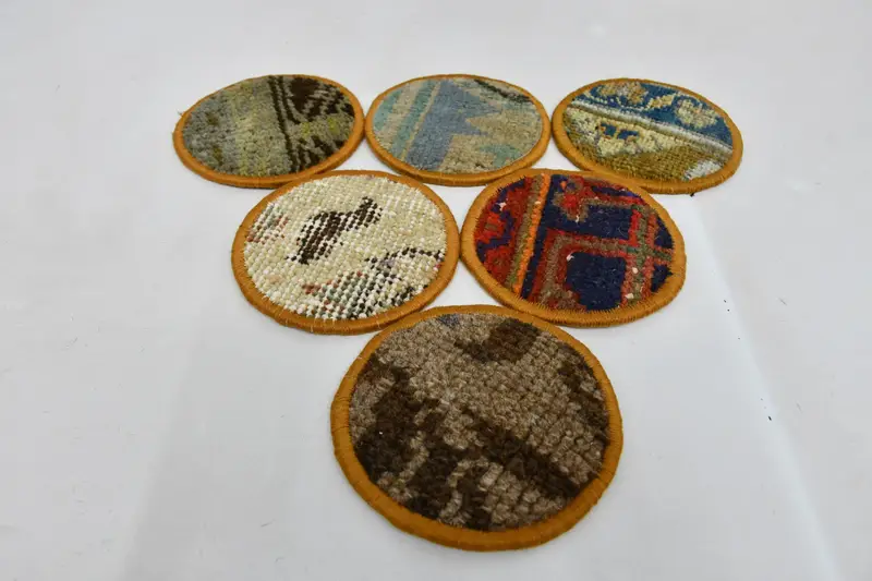 Posavasos de alfombras étnicas únicas, posavasos rojos con detalles verdes