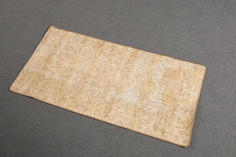 1,6x3,3 ft kleiner türkischer Teppich, brauner Vintage-Teppich mit Tiermotiv - 1