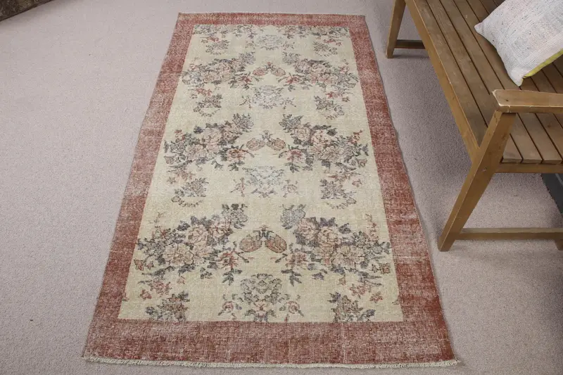 Elegante alfombra beige de 3,5 x 6,7 pies con detalles en rojo