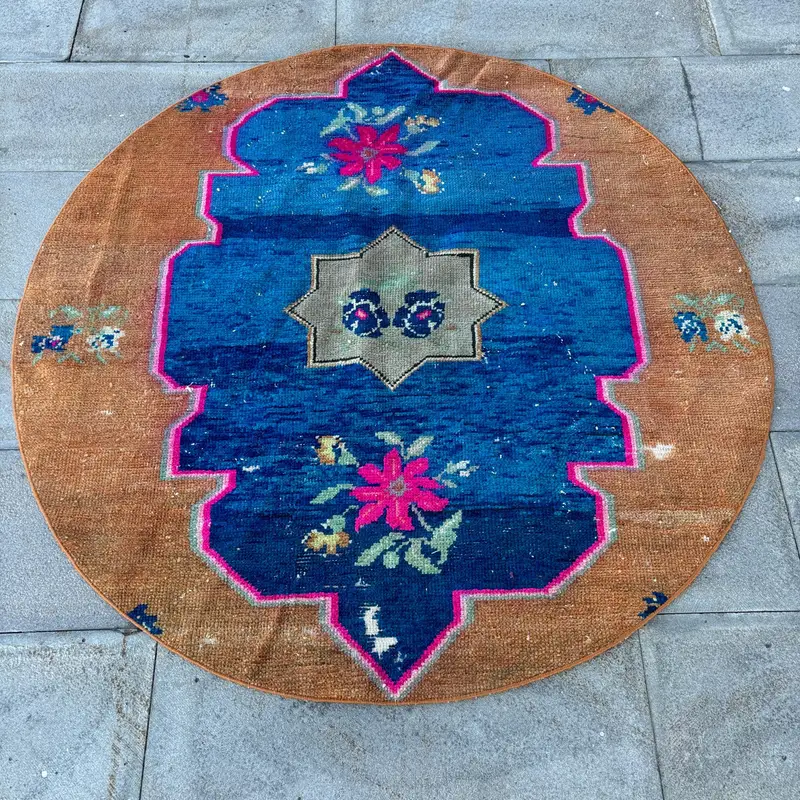 Alfombra naranja vibrante, 4.5x4.5 pies con detalles en azul