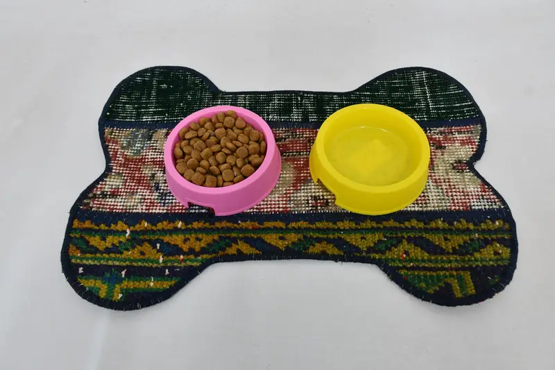 ボヘミアンレッドとグリーンのラウンドウールプレースマット、伝統的なパターンのプレースマット