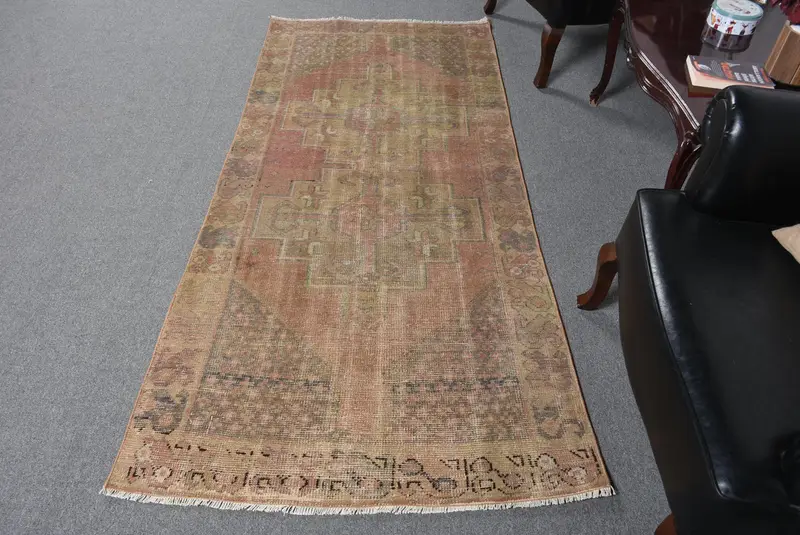 3.2x7.3フィートのグリーンサウスウェスタンラグ、鮮やかなレッドのアクセント