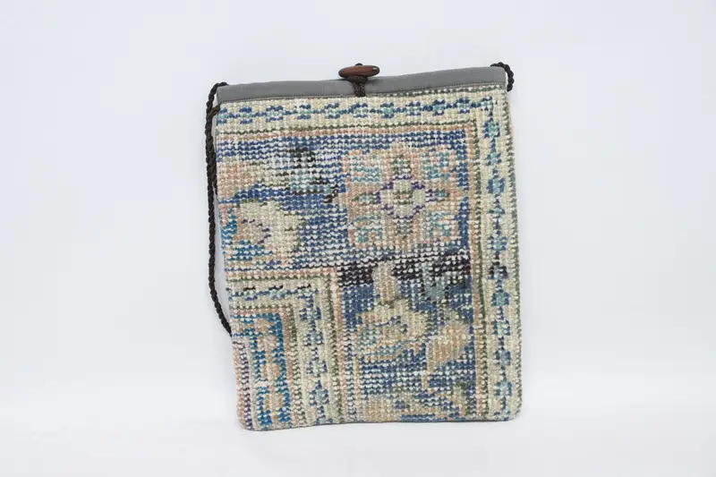 ヴィンテージモチーフのウールショルダーバッグ、キリムバッグ