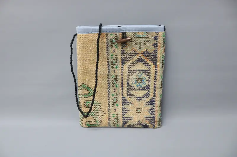 調節可能なストラップキリムバッグ、ヴィンテージモチーフのボヘミアンウールクロスボディバッグ