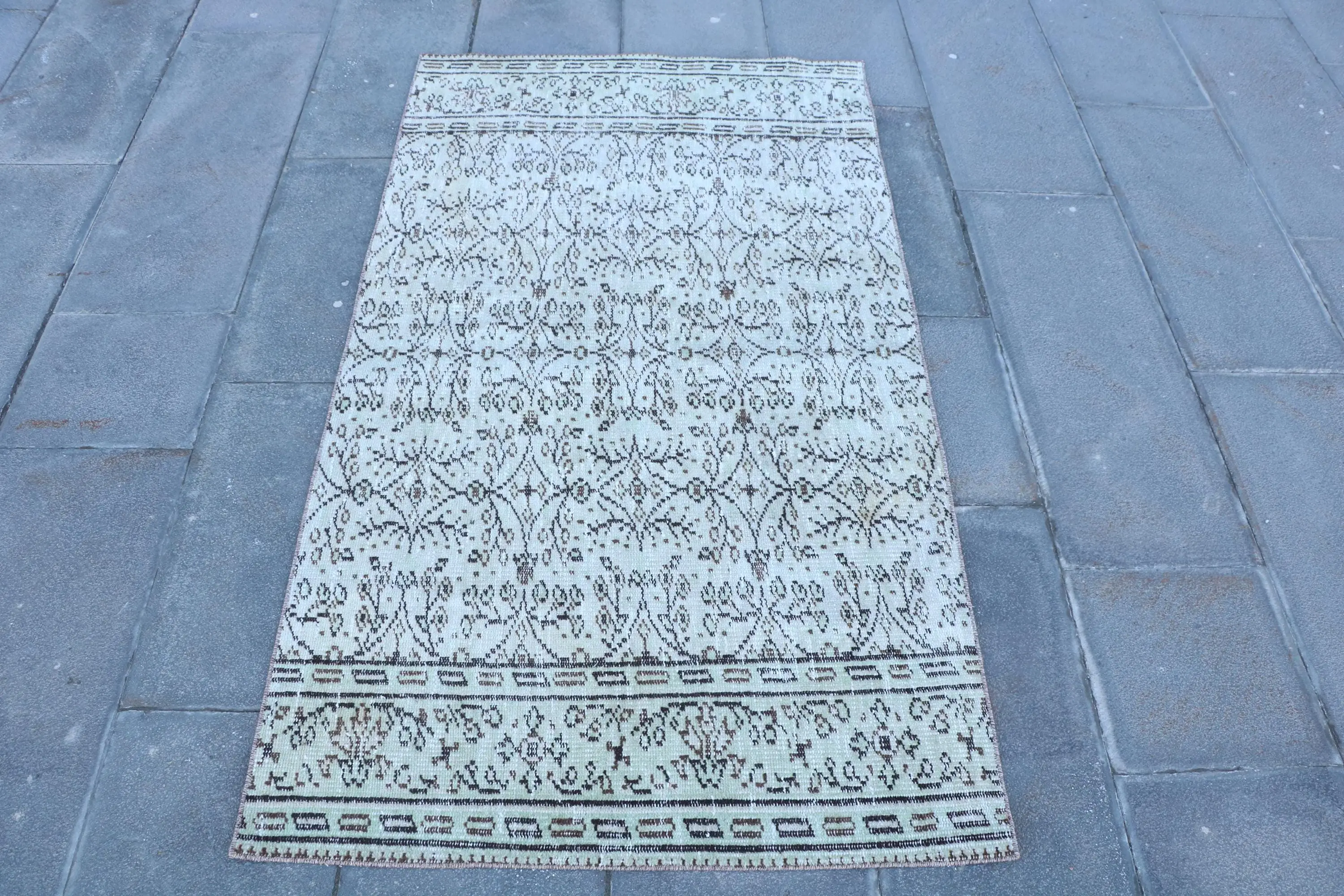 Zarif Yeşil Halı, 2,9x5,2 ft Kenarlı Tasarım - 1