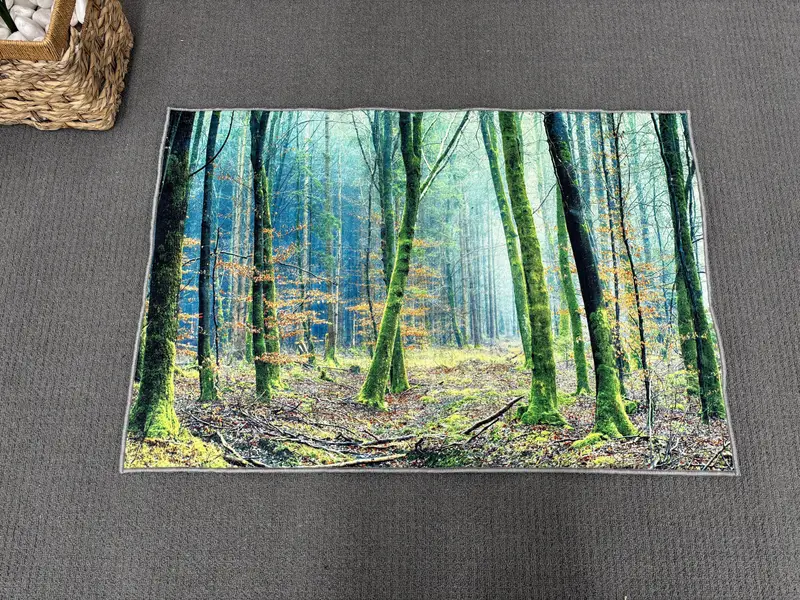 Orman Manzarası Baskılı Halı: Doğadan Esinlenen Yeşil Orman Tasarımı