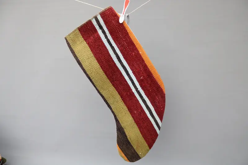 Medias navideñas rojas con adornos verdes, decoración festiva