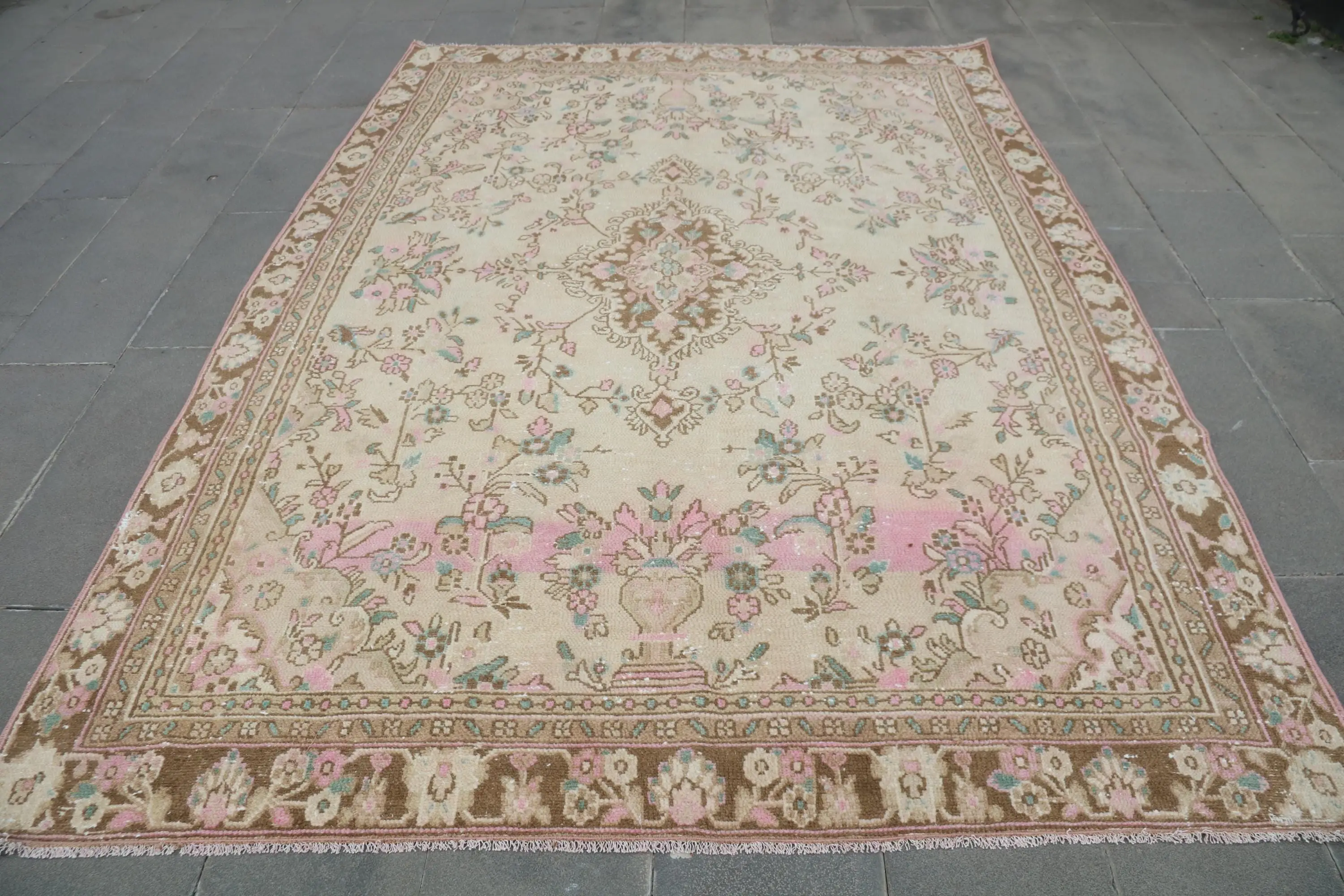 Großer Vintage-Teppich 6,6 x 8,9 Fuß (202 x 272 cm), türkischer rosa gestreifter Wollteppich - 1