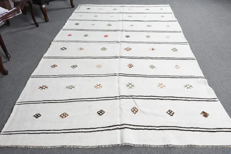 Vintage Kilim Halı 5.4x8.9 ft (166x272 cm), Beyaz Çiçekli Türk Halısı - 1