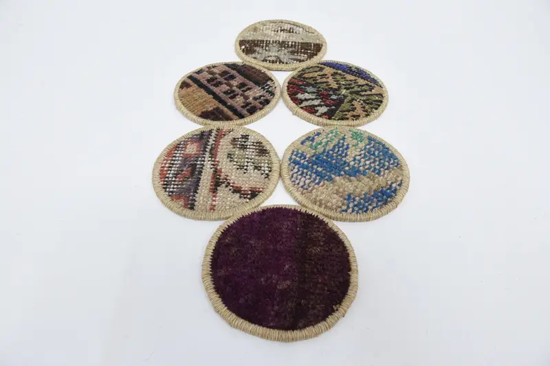 ボヘミアンブルーとブラウンのラウンドコースター、スタイリッシュなトライバルコースター