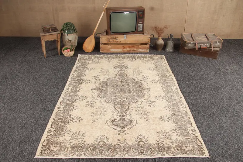 Türkischer Teppich, großer 5,5 x 8,3 Fuß großer Vintage-Teppich, graubrauner Wollteppich - 1