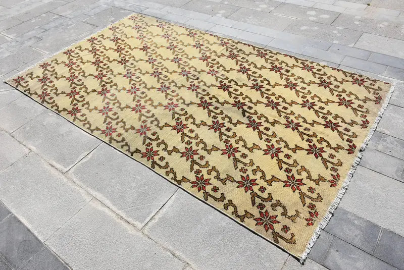 Türkischer Vintage-Teppich, 4,8 x 8,3 Fuß großer Oushak-Teppich, gelb-roter Teppich aus massiver Wolle - 1