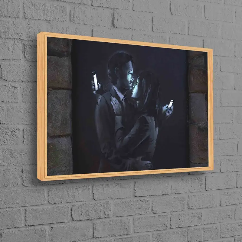 Elegant Printed Canvas: Banksy-Inspired Couple Graffiti Art