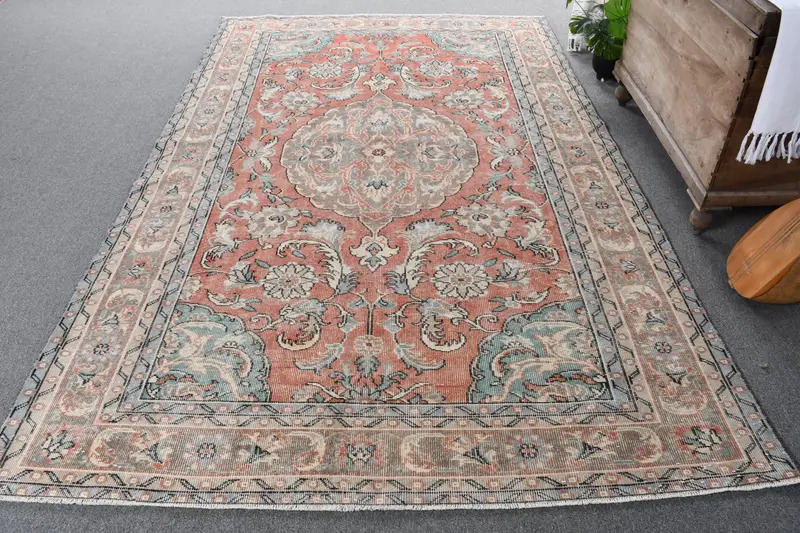 手作りの赤いパッチワークラグ、0.5x0.8フィート、グリーンアクセント