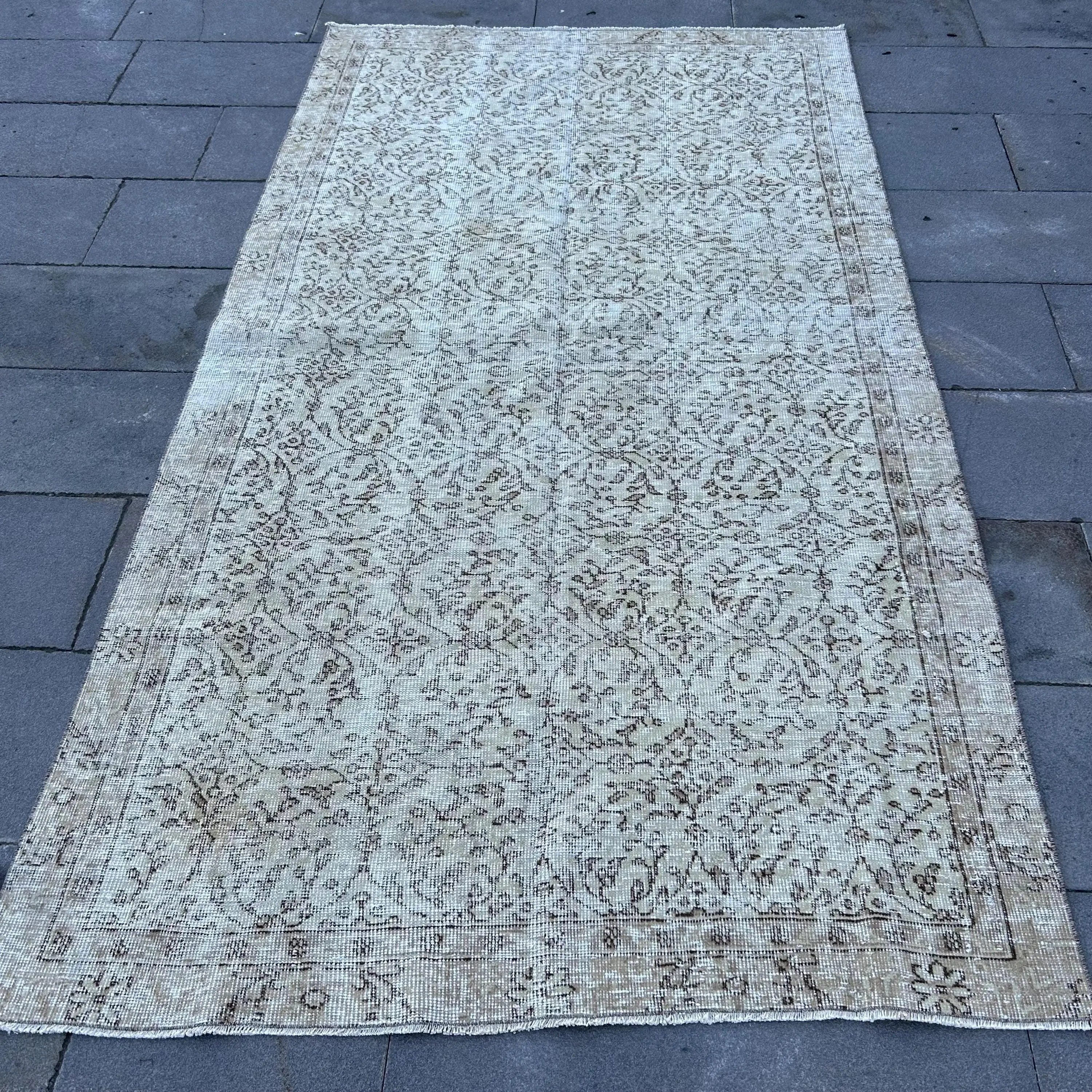 Vintage Turkish Rug 4.4x7.9 ft (133x241 cm), Gray Oriental Rug - 1
