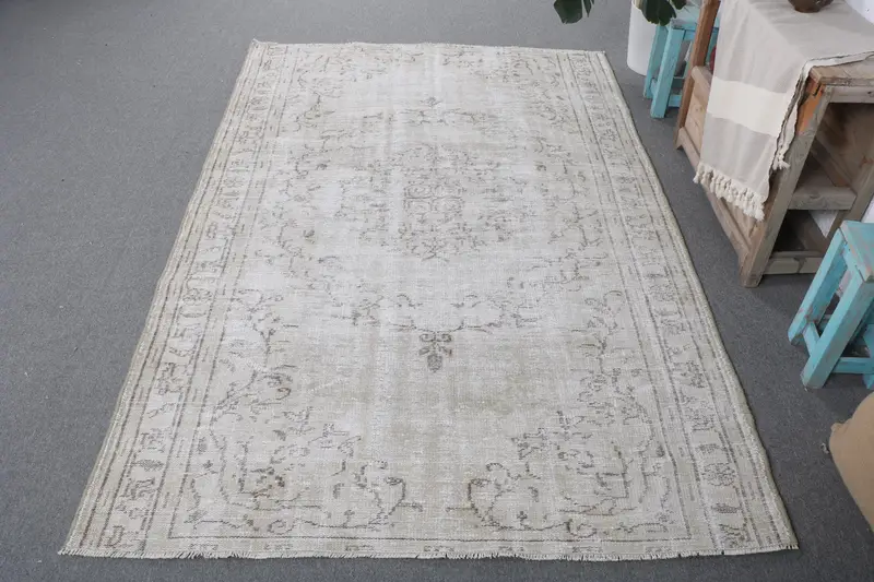 Grün-brauner Teppich, 4,8x7,6 Fuß gestreift mit geometrischen Formen