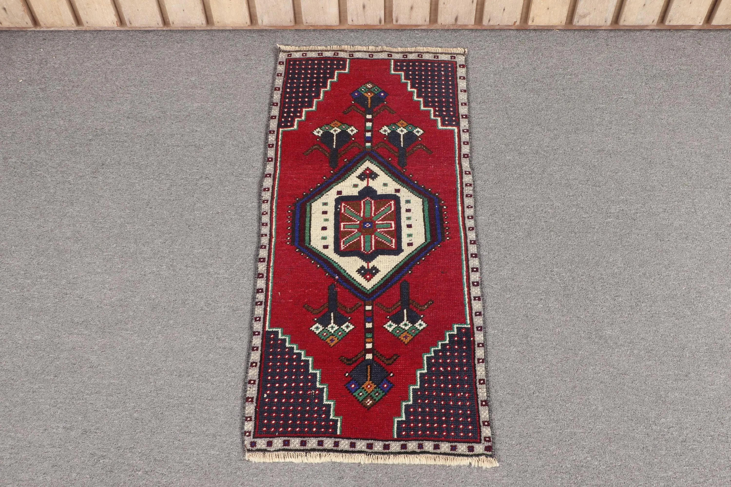 Türk 1.5x3.1 ft Halı, Vintage Küçük Halı, Kırmızı Bitkiler ve ağaçlar Halı - 1