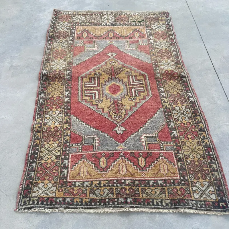 3,37 x 5,3 Fuß großer Vintage-Akzentteppich, rotgrauer türkischer Wollteppich mit Punkten - 1