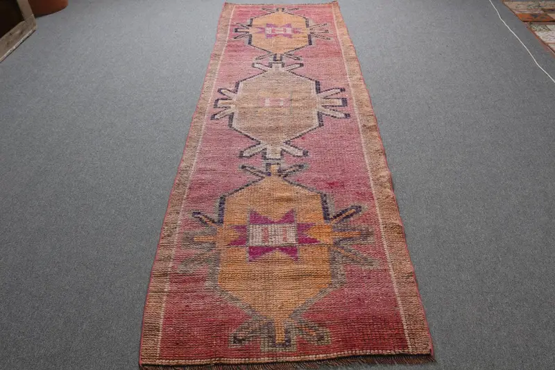 Rosa marokkanischer Teppich, 2,9 x 9,4 Fuß, lebendiges Dekor